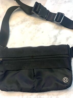 🔥🔥NWOT Sleek & Chic Large Lululemon Belt/Crossbody Bag 🔥🔥